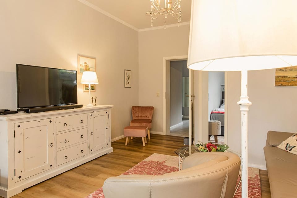 Day, TV and multimedia, Living room, Seating area
