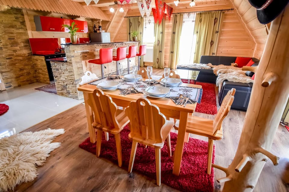 Kitchen or kitchenette, Living room, Food and drinks, Seating area, Dining area, Food