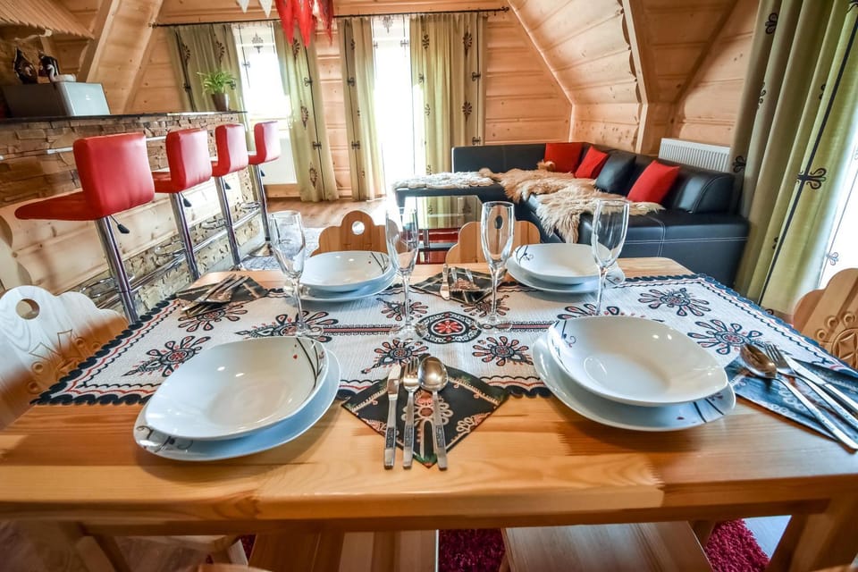 Kitchen or kitchenette, Living room, Food and drinks, Seating area, Dining area, Food