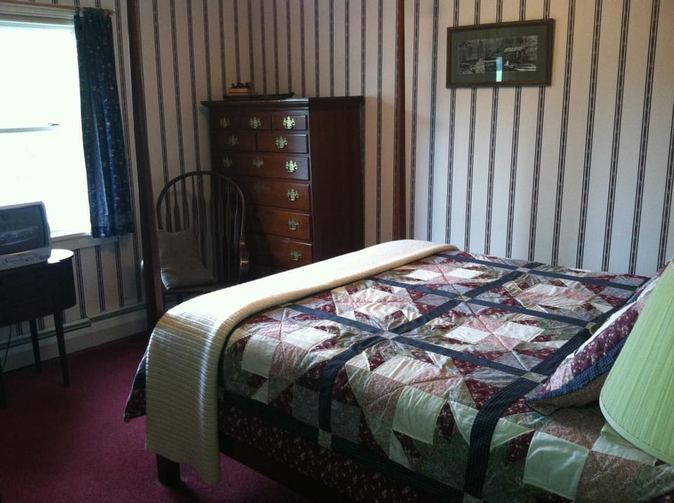 The South Glenora Tree Farm Bed and Breakfast in Seneca Lake