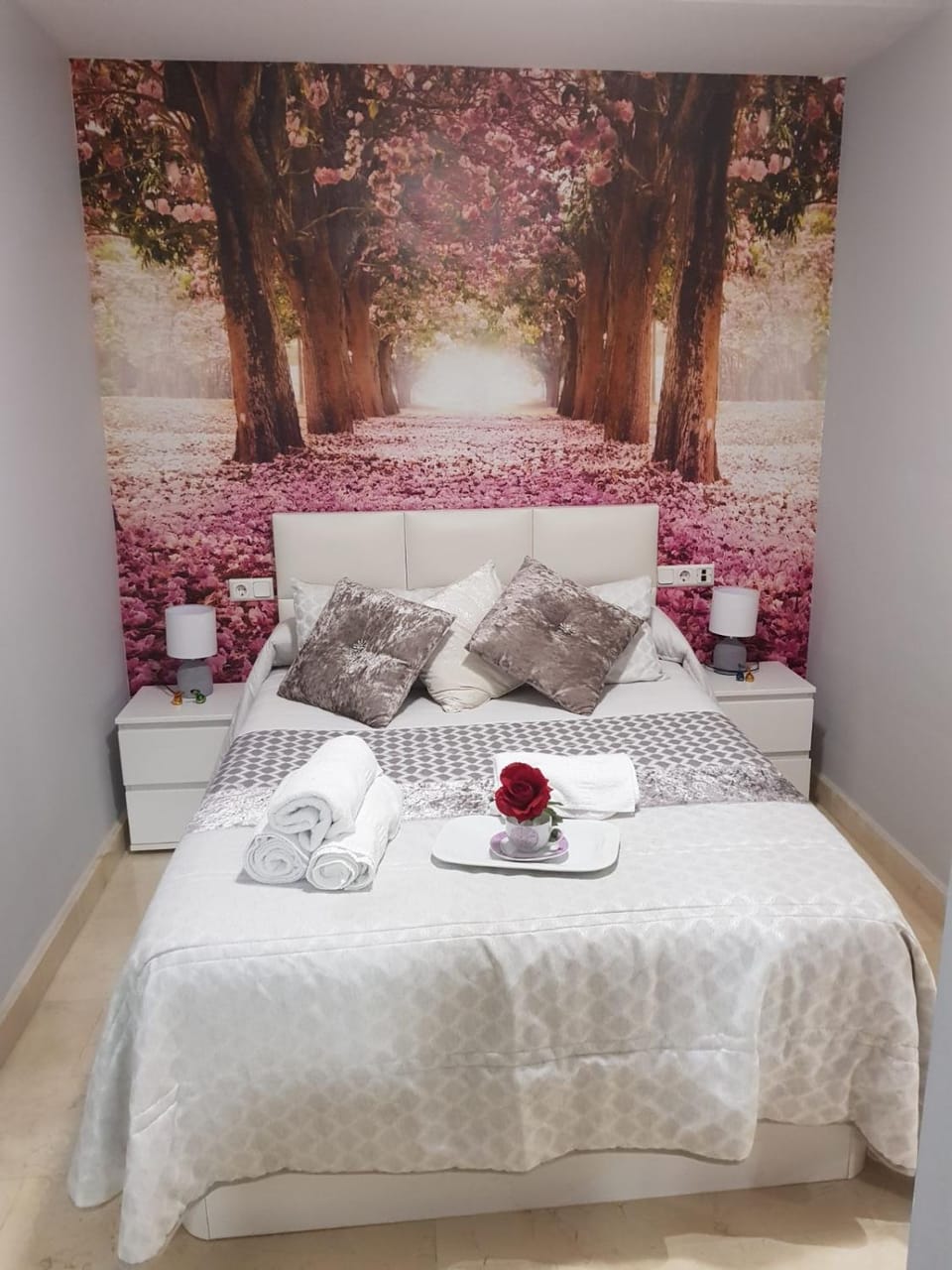 Spring, Bed, Photo of the whole room, Decorative detail, Seasons