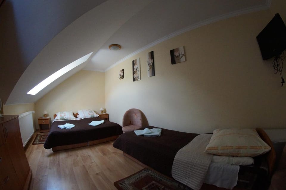 Bed, Photo of the whole room, towels