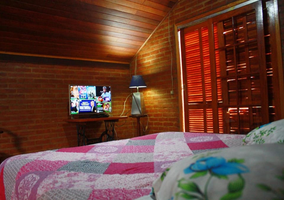 Bed, TV and multimedia, Bedroom
