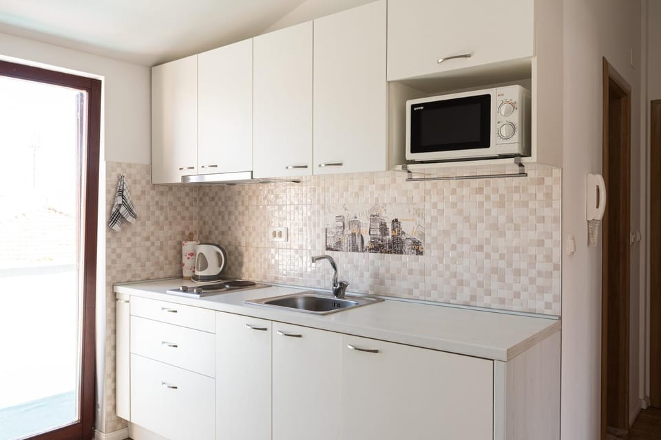 Coffee/tea facilities, Kitchen or kitchenette, stove