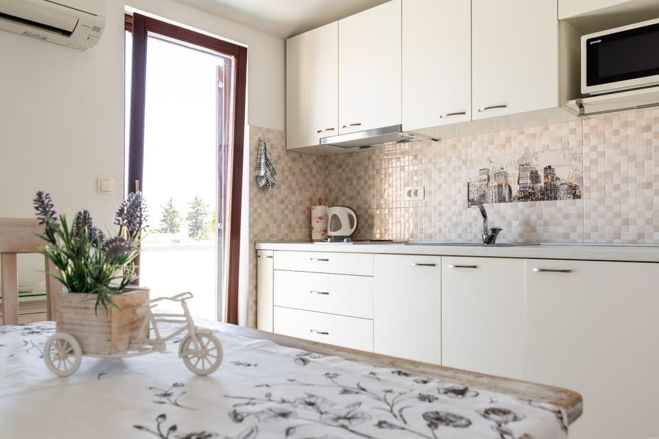 Kitchen or kitchenette, Dining area, stove
