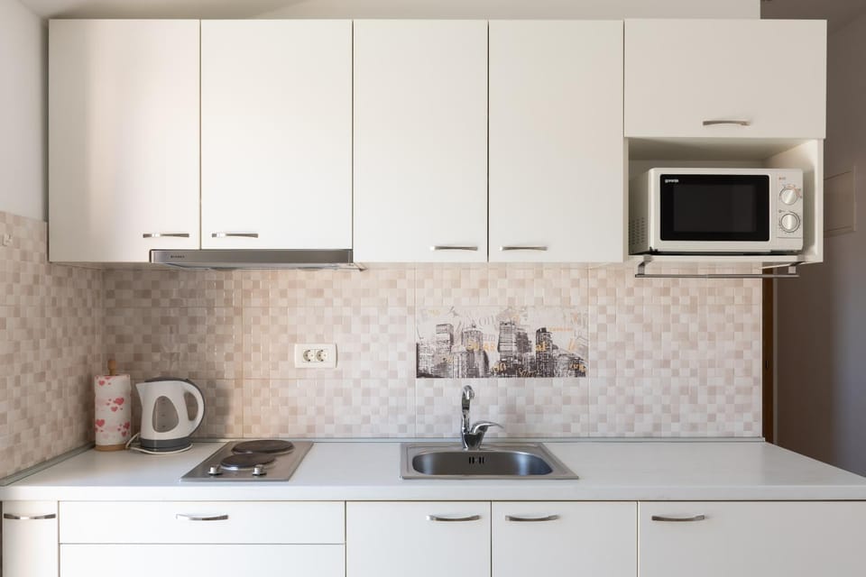 Coffee/tea facilities, Kitchen or kitchenette, stove