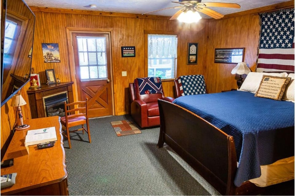 Bed, TV and multimedia, Photo of the whole room, Seating area, Bedroom