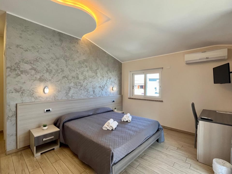 Bed, TV and multimedia, Photo of the whole room, Bedroom, towels, air conditioner