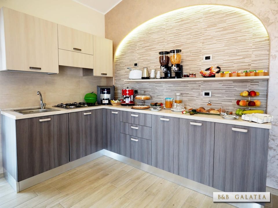 Communal kitchen, Breakfast