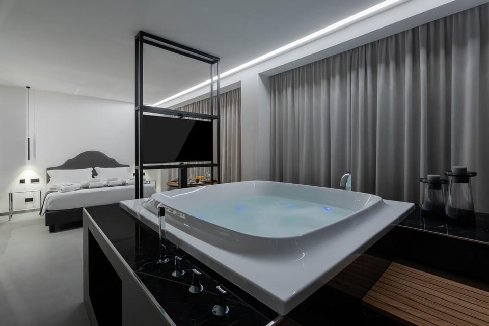 Bed, Hot Tub, TV and multimedia, Photo of the whole room, Bath