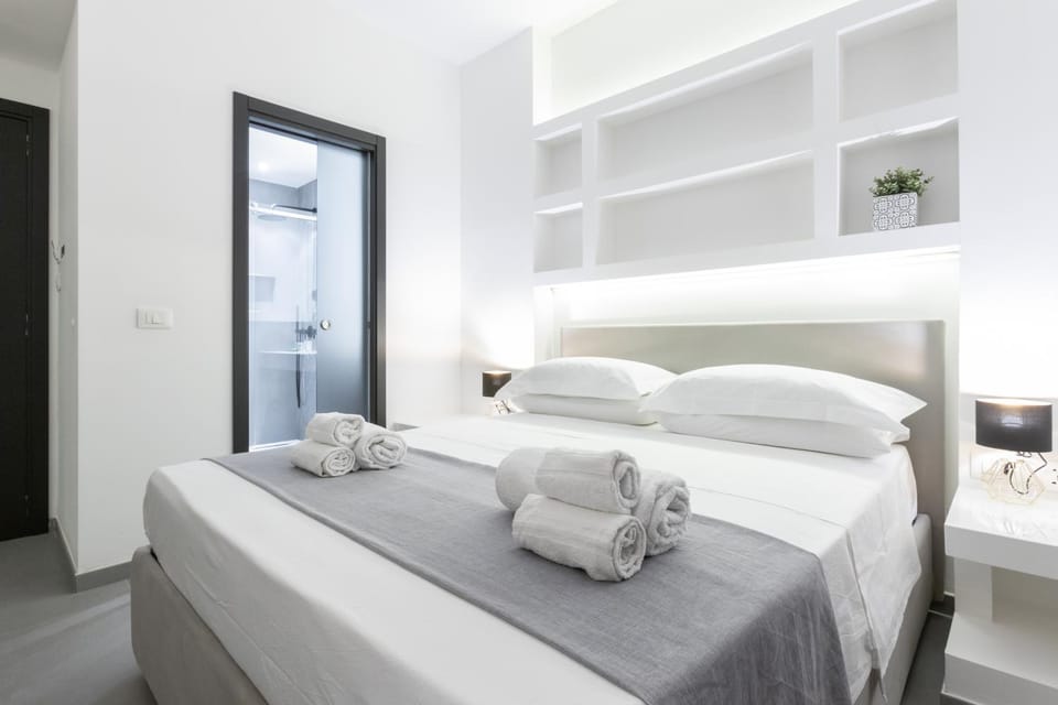 Bed, Photo of the whole room, Bedroom, towels