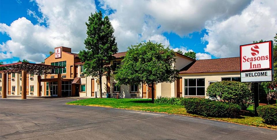 Seasons Inn Traverse City Hotel in Michigan