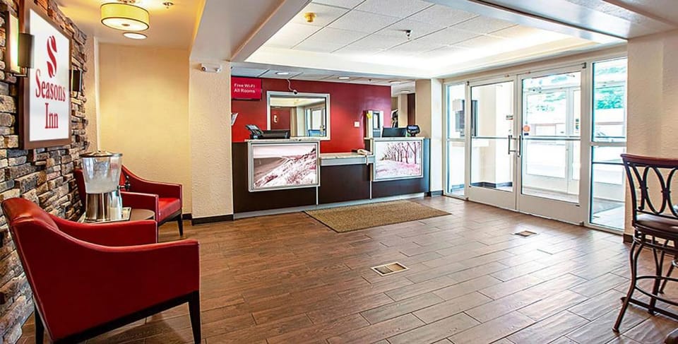 Seasons Inn Traverse City Hotel in Michigan