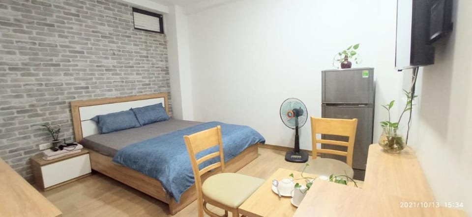 Bed, Seating area, Dining area, Bedroom
