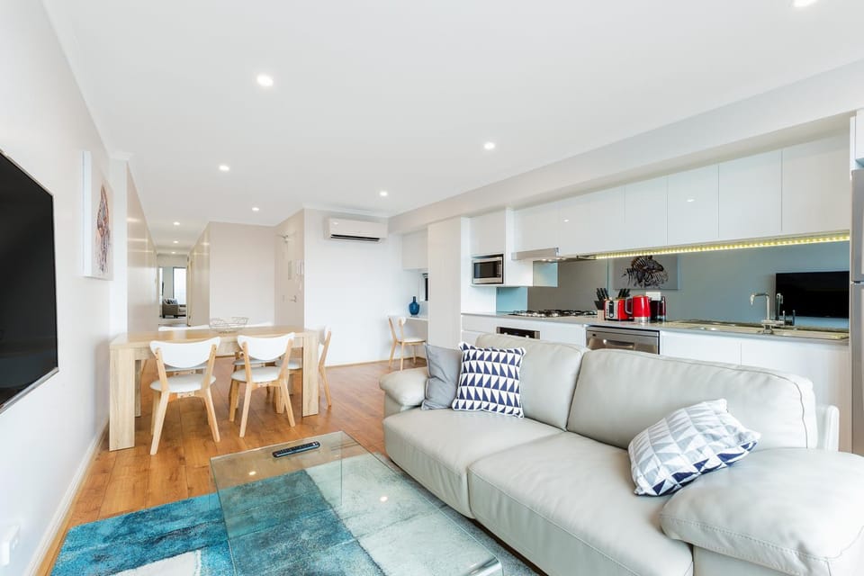 Kitchen or kitchenette, Living room, Seating area, Dining area