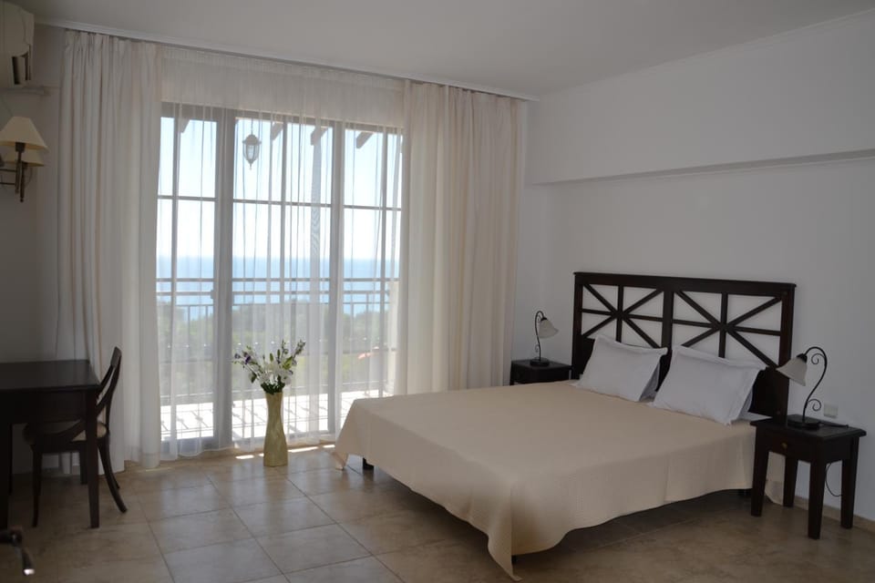 Bedroom, Pool view, Sea view