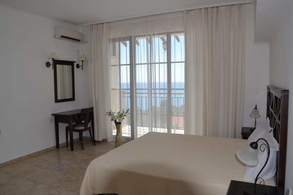 Bedroom, Pool view, Sea view