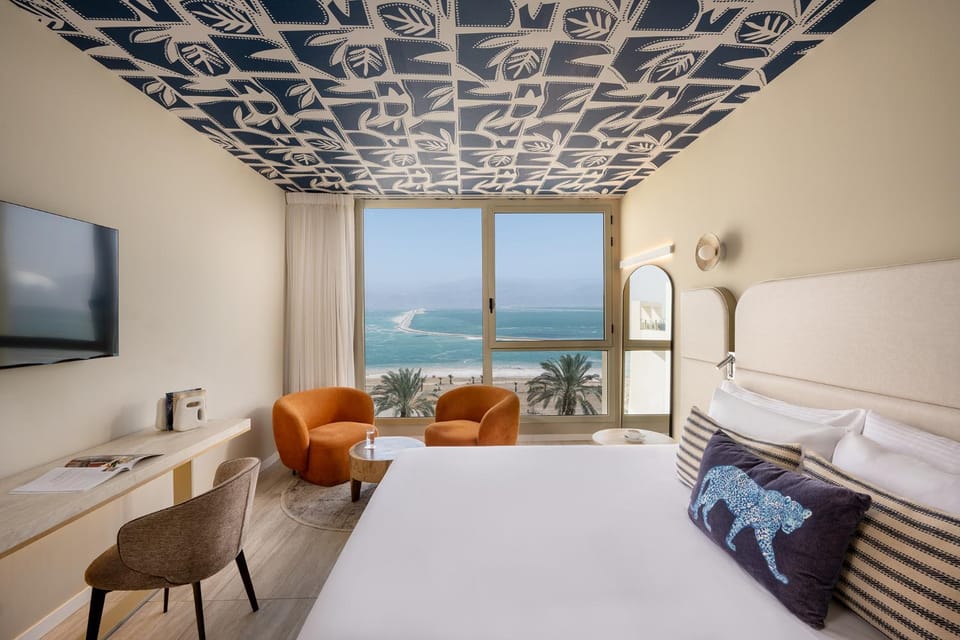 Bed, Seating area, Sea view