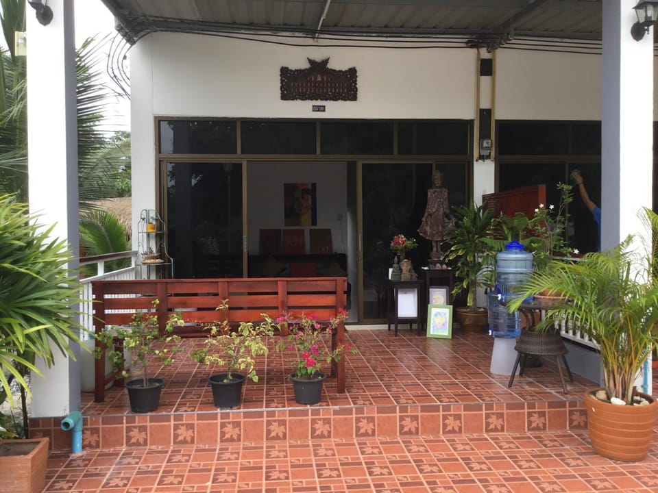 Maria's 2 bedroom home for up to 6 people House in Phe