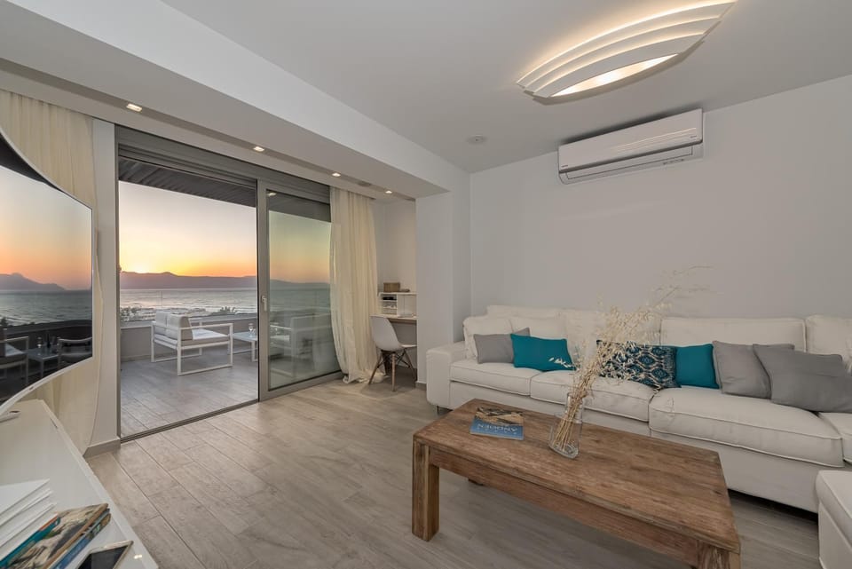 Communal lounge/ TV room, TV and multimedia, Balcony/Terrace, Balcony/Terrace, Living room, Decorative detail, Seating area, City view, Mountain view, Sea view, Sea view, Street view