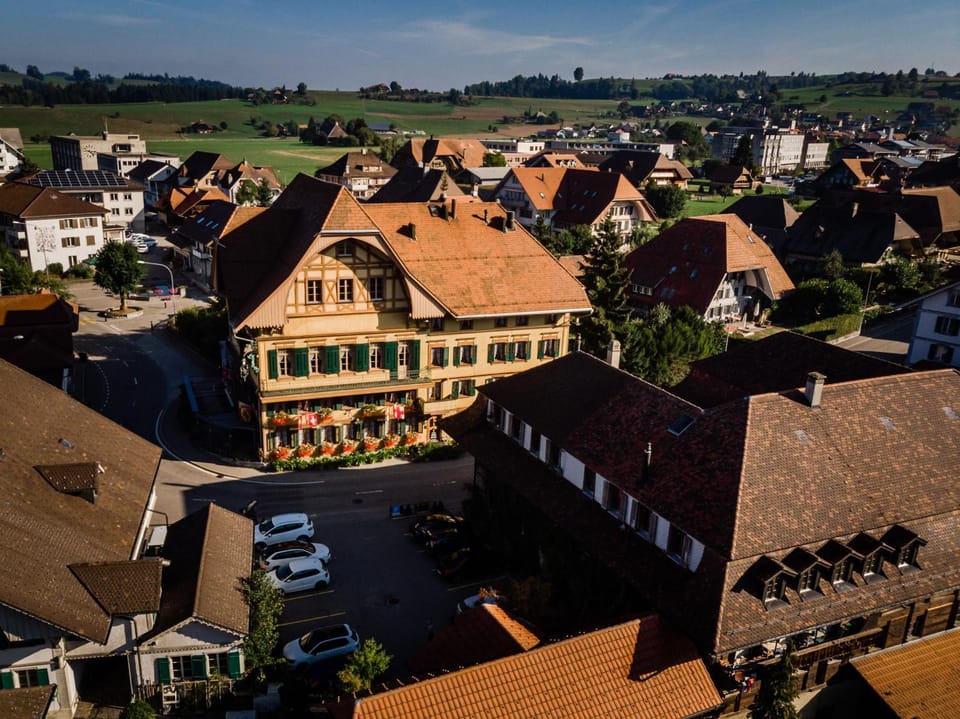 Property building, Neighbourhood, Natural landscape, Bird's eye view, Street view, Location