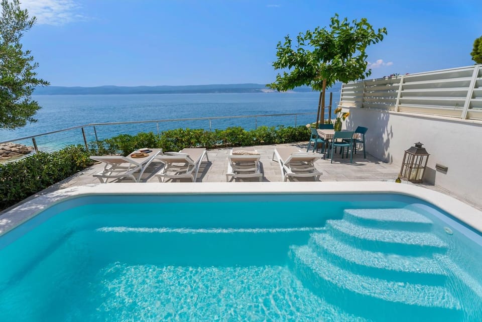 Balcony/Terrace, Seating area, Swimming pool