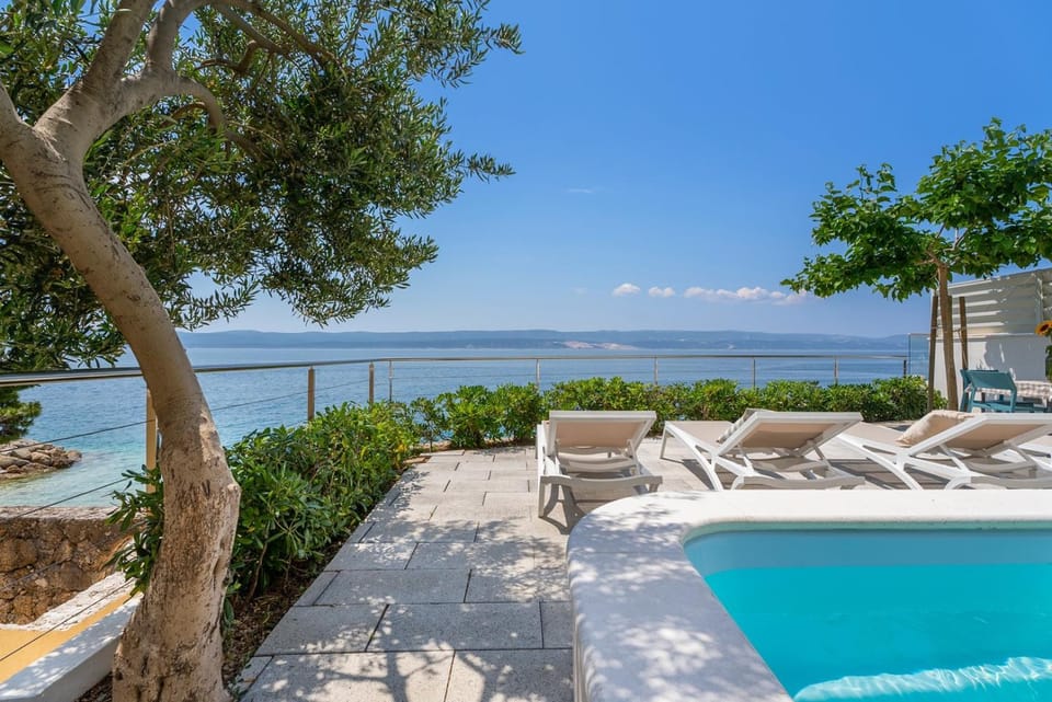 Balcony/Terrace, Seating area, Swimming pool