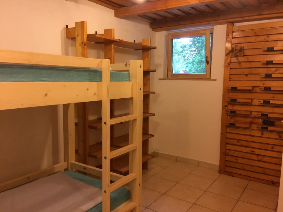 Bedroom, bunk bed