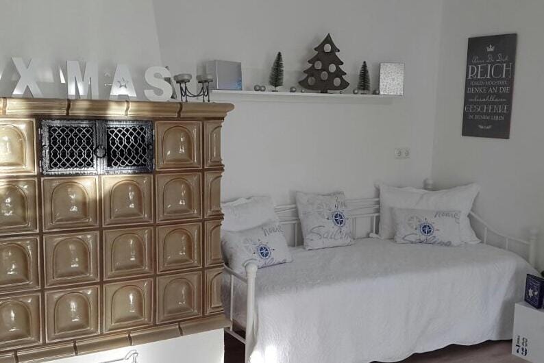 Photo of the whole room, Decorative detail