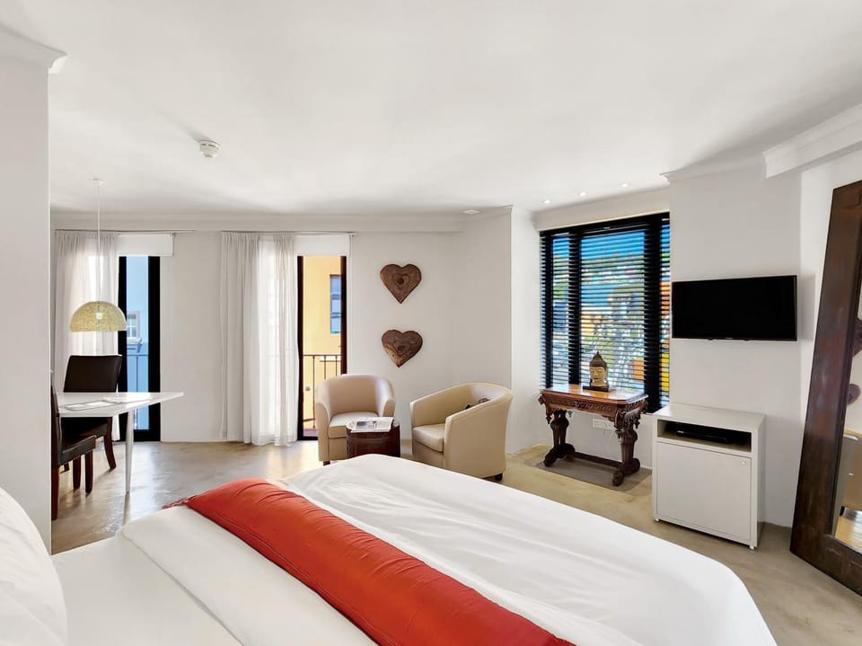 Bed, TV and multimedia, Living room, Photo of the whole room, Seating area, Bedroom