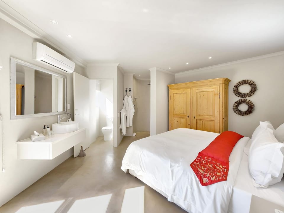 Bed, Bathroom, Photo of the whole room, Bedroom, towels, wardrobe