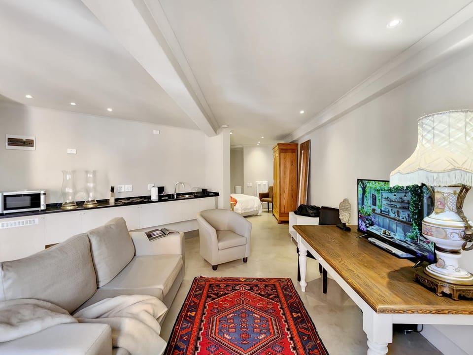 TV and multimedia, Kitchen or kitchenette, Living room, Seating area, Dining area