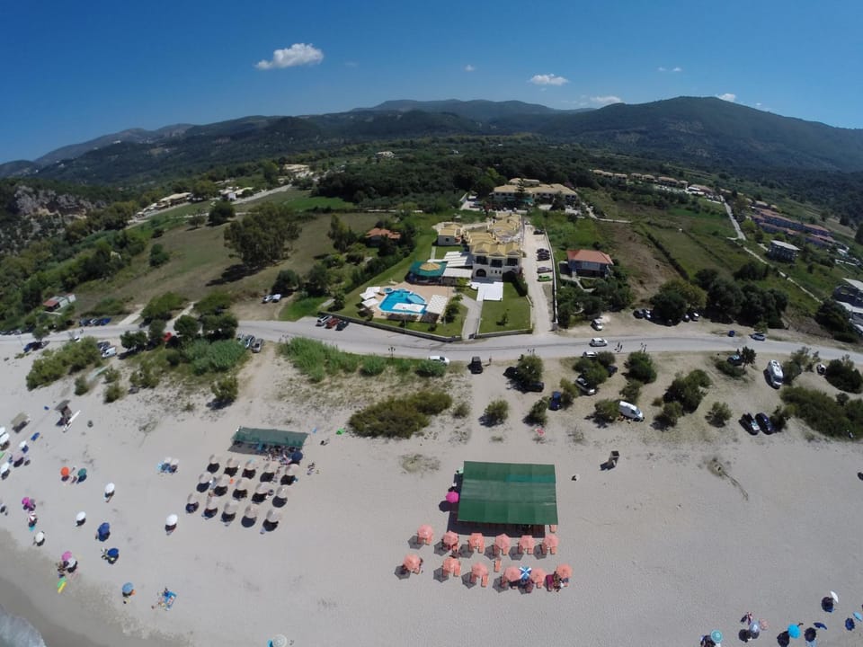 Property building, Day, Neighbourhood, Natural landscape, Bird's eye view, Beach, Mountain view, Pool view, Street view, Swimming pool, Location, Parking