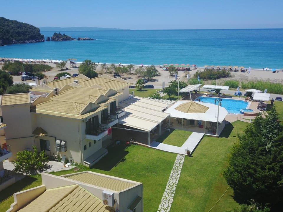Property building, Day, Natural landscape, Bird's eye view, Summer, Beach, Mountain view, Pool view, Sea view, Swimming pool, sunbed