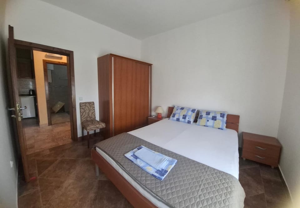 Photo of the whole room, Bedroom, wardrobe