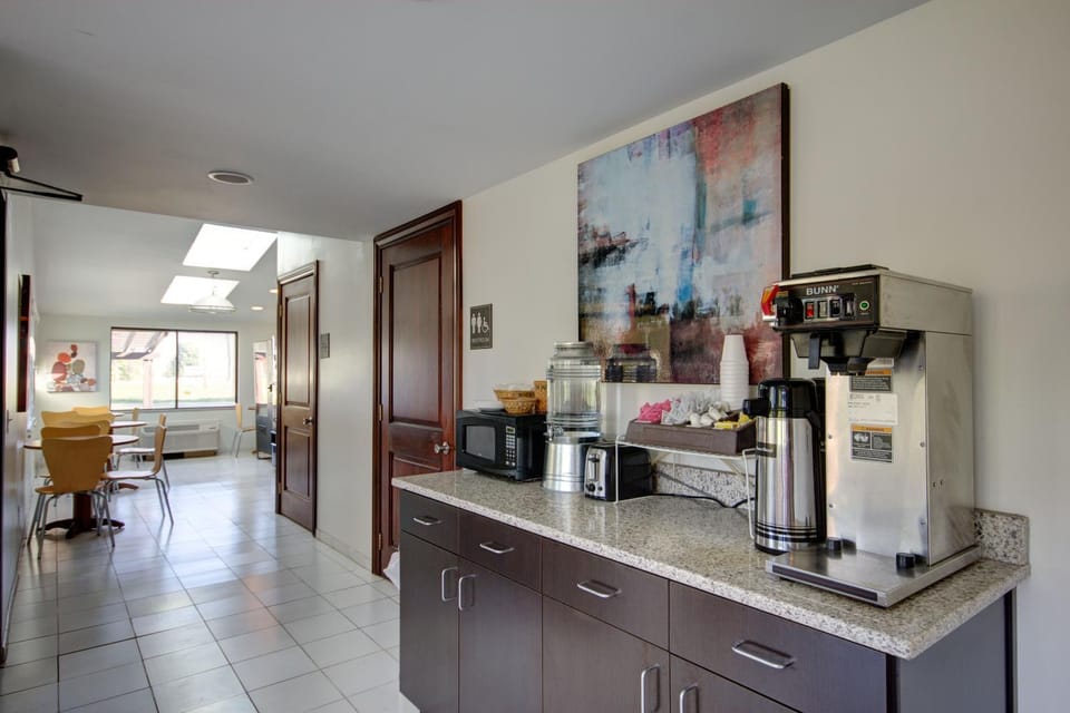 Coffee/tea facilities, Food and drinks