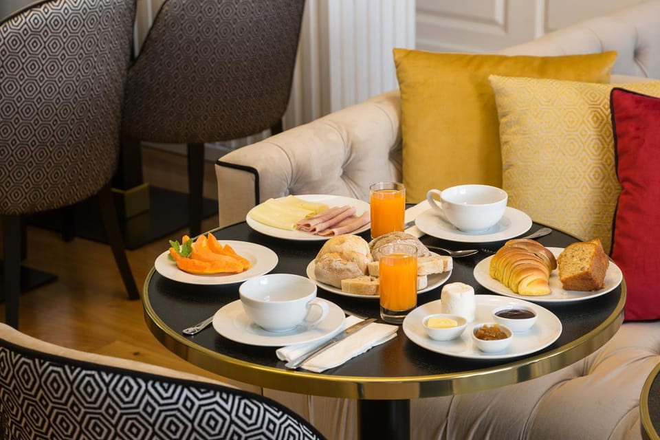 Coffee/tea facilities, Living room, Food and drinks, Seating area, Food, Breakfast, Continental breakfast, Drinks