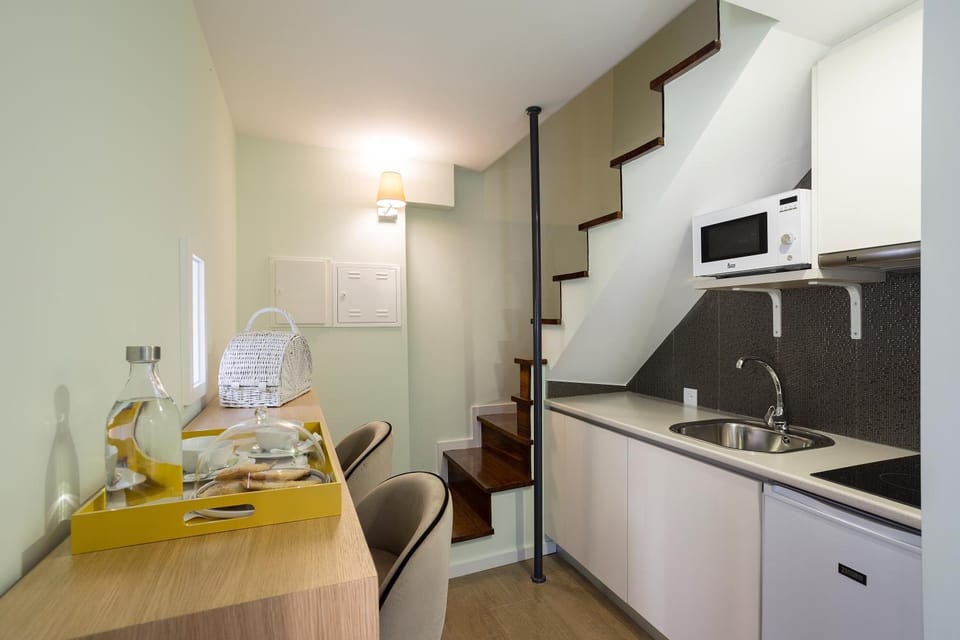 Kitchen or kitchenette, Dining area, minibar, stove