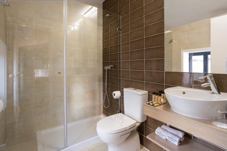 Shower, Toilet, Bathroom, towels