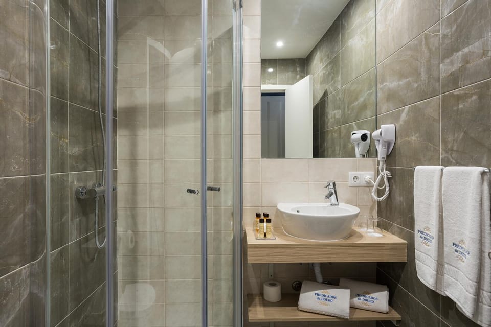 Shower, Bathroom, towels