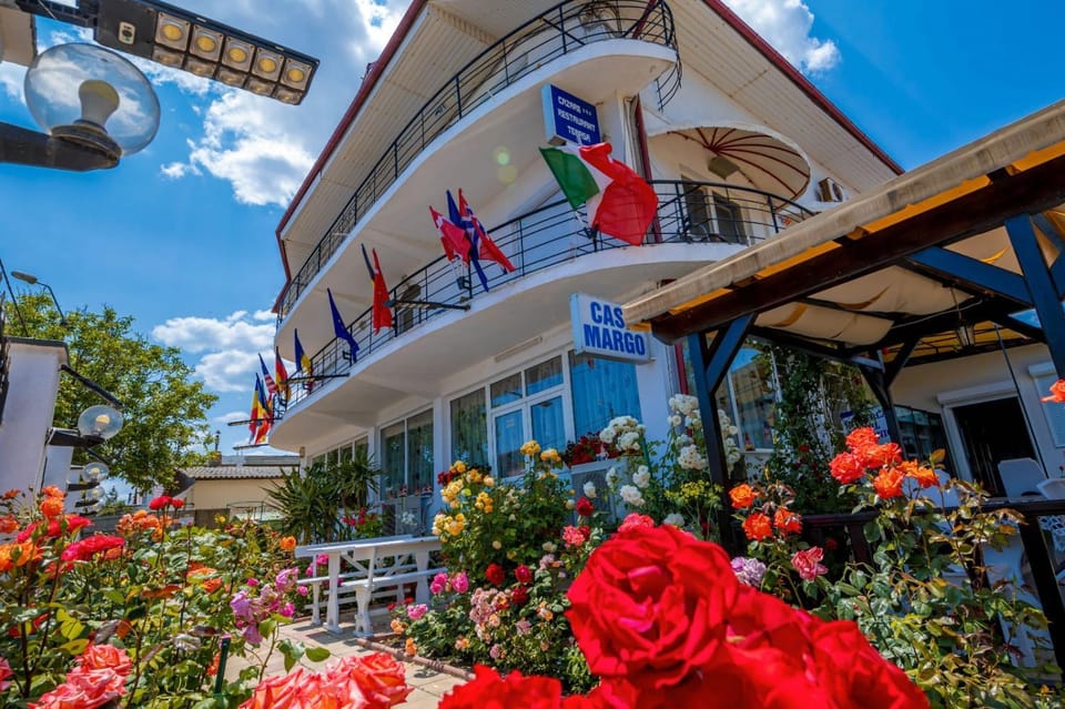 Property building, Spring, Day, Garden, View (from property/room), Balcony/Terrace, Garden view