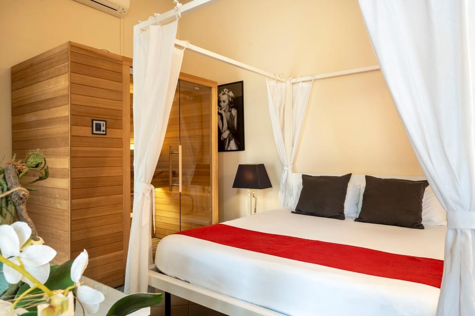 Snob Luxury Suite Bed and Breakfast in Cagliari