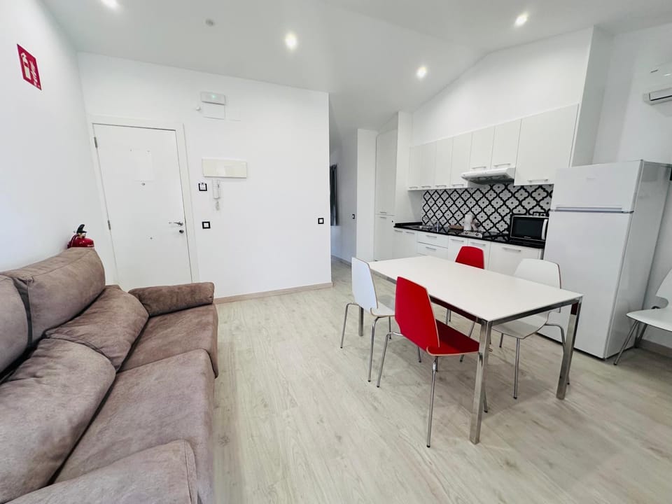 Kitchen or kitchenette, Living room, Seating area, Dining area