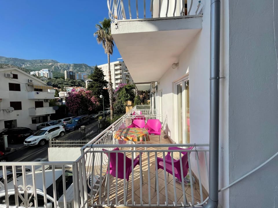 Property building, Day, Balcony/Terrace, internet