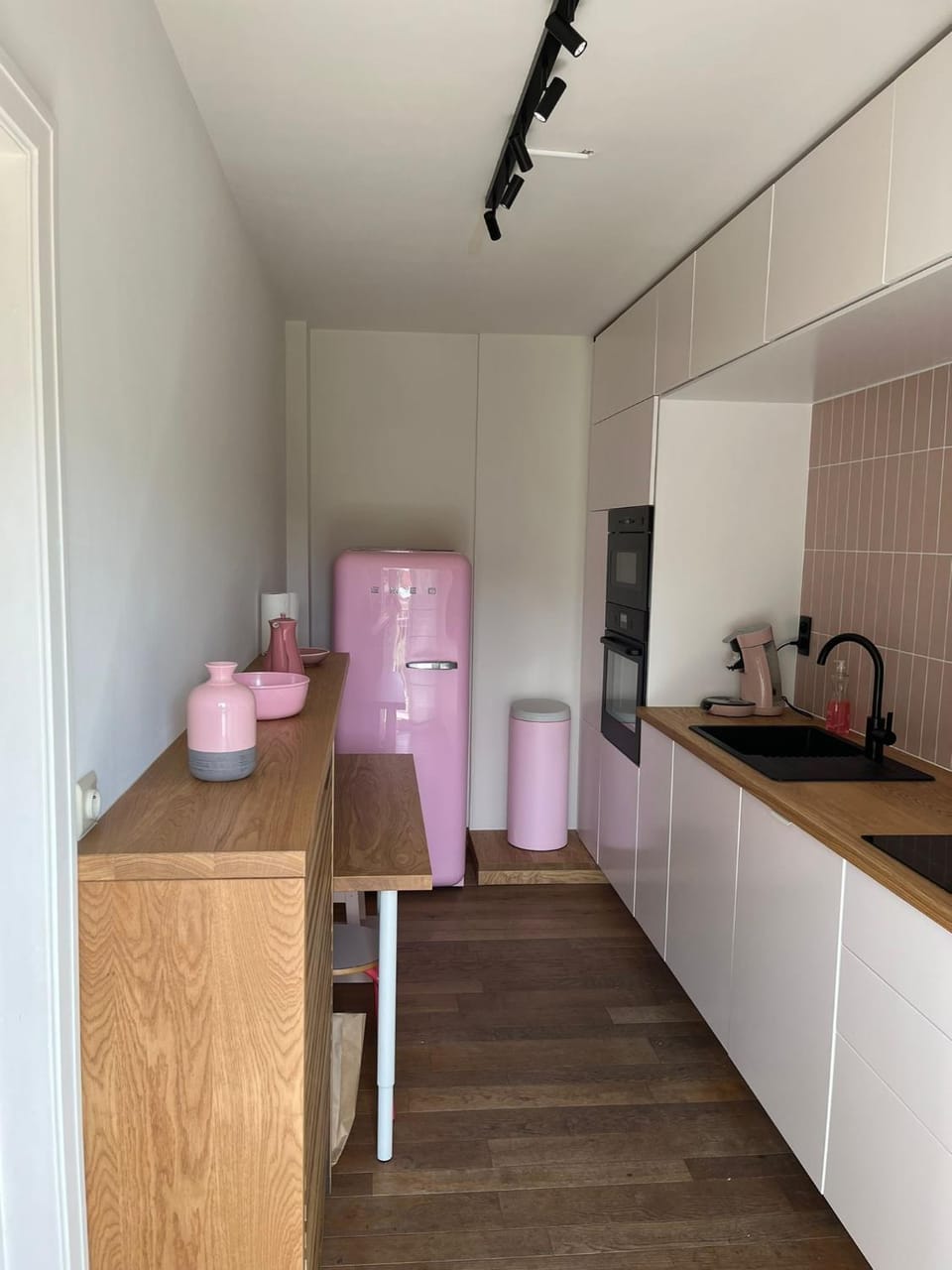 Coffee/tea facilities, oven, stove, toaster, kitchen