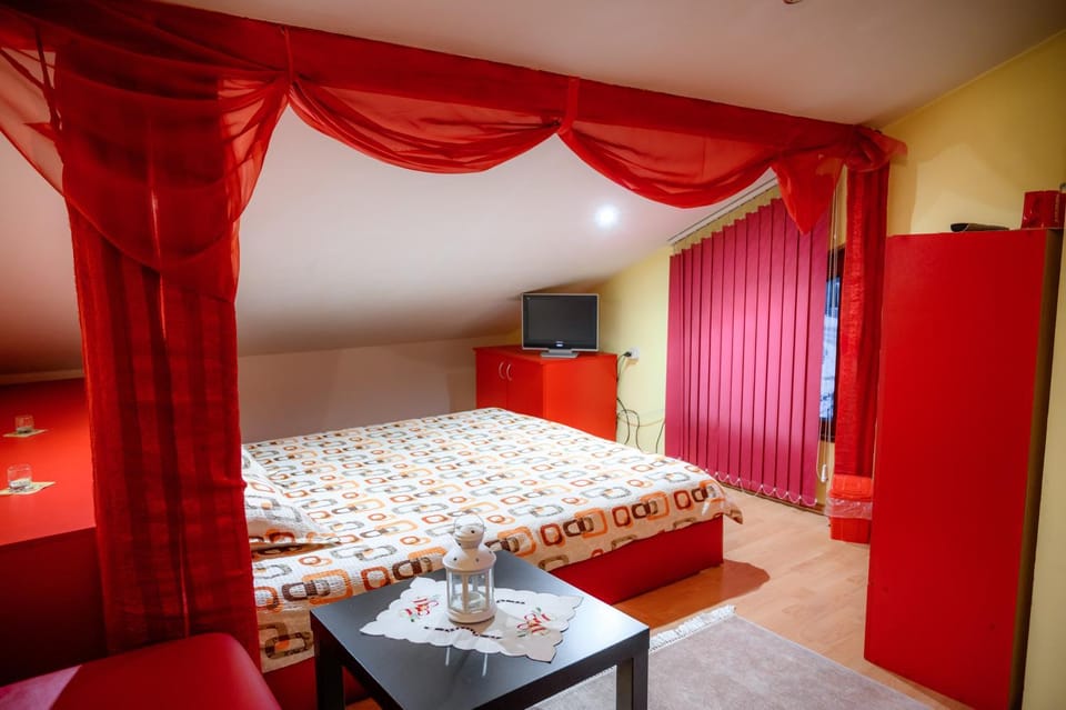 Communal lounge/ TV room, Bed, TV and multimedia, Photo of the whole room, Bedroom