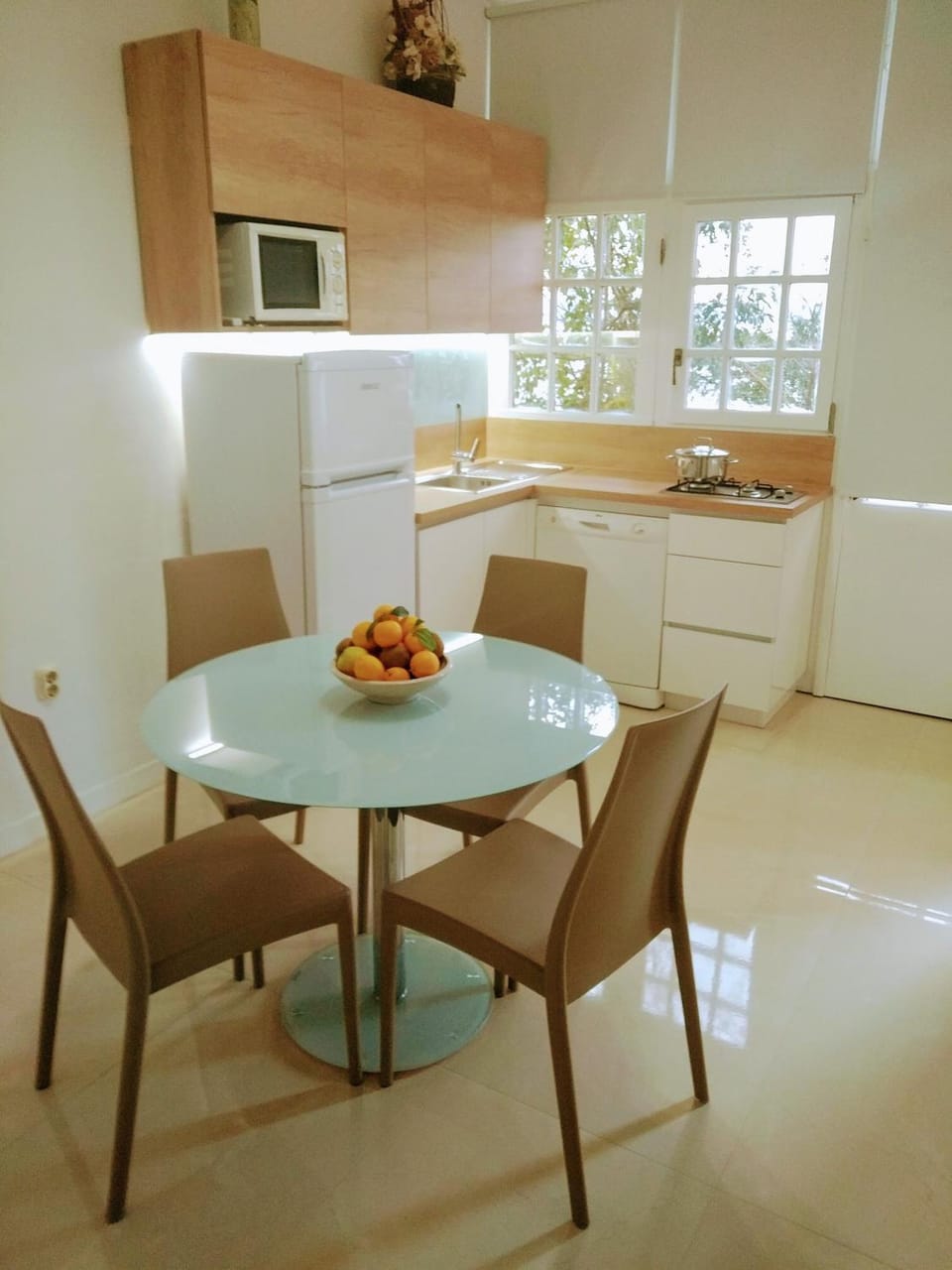 Kitchen or kitchenette, Seating area, Dining area