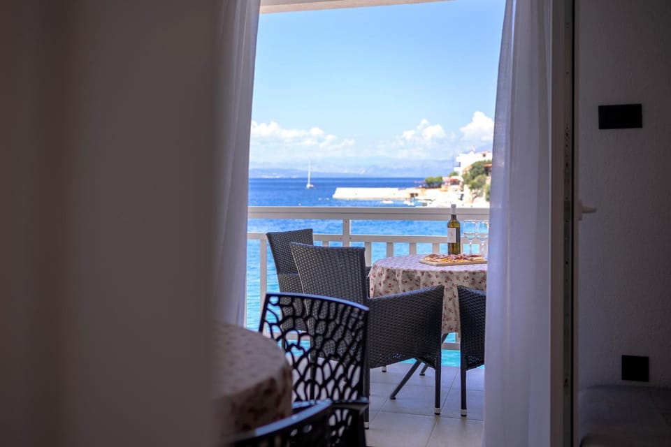 Day, Natural landscape, View (from property/room), Balcony/Terrace, Living room, Seating area, Sea view