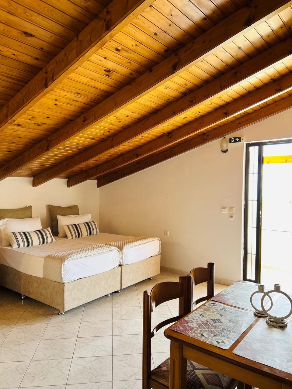 Bed, Photo of the whole room, Dining area