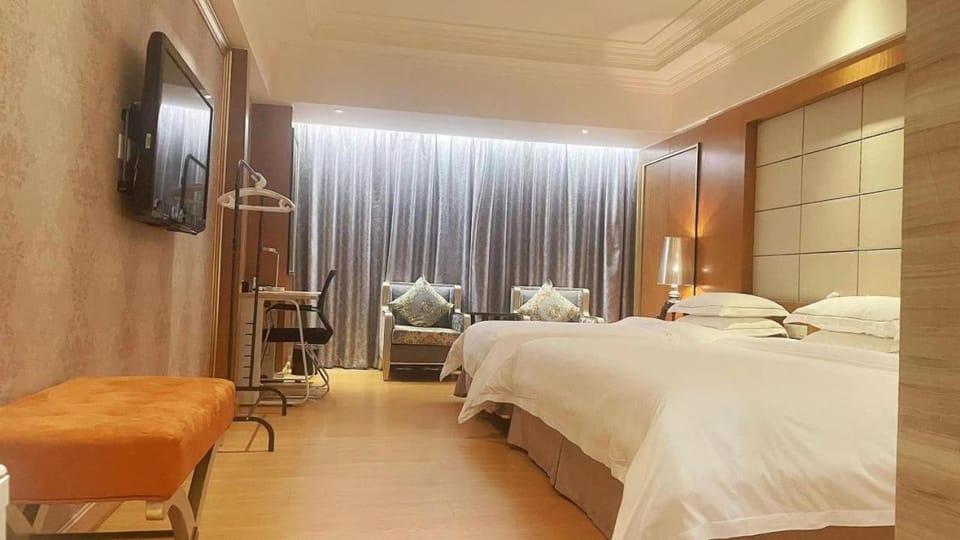 Bed, TV and multimedia, Photo of the whole room, Seating area, Bedroom